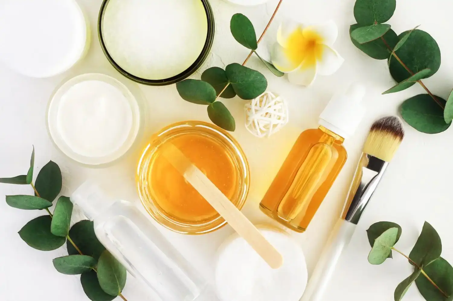 Naturkosmetik-Inhaltsstoffe für Haut-, Körper- und Haarpflege.